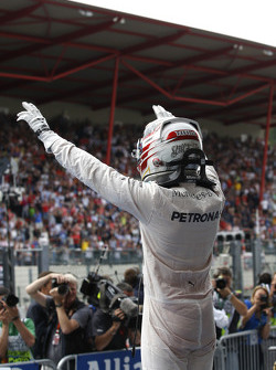 El ganador, Lewis Hamilton, Mercedes AMG F1 celebra con el equipo