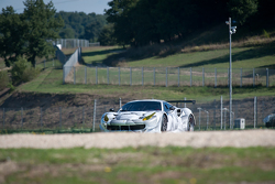 Gianmaria Bruni et Davide Rigon essaient la Ferrari 488 GTE sur le circuit de Vallelunga en Italie