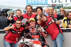 Le poleman Sam Lowes, Speed Up Racing avec son équipe dans le Parc Fermé