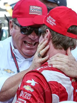 Победитель гонки и чемпион 2015 года Скотт Диксон, Chip Ganassi Racing Chevrolet с владельцем команд