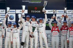 Podio: ganadores Timo Bernhard, Mark Webber, Brendon Hartley, Porsche del equipo, el segundo lugar R
