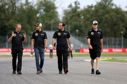 Pastor Maldonado, Lotus F1 Team con Mark Slade, ingeniero de carrera de Lotus F1 Team