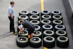 Un mécanicien McLaren avec les pneus Pirelli