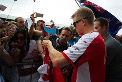 Kimi Raikkonen, Ferrari firma autógrafos para los aficionados