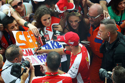 Sebastian Vettel, Ferrari firma autografi per i fans