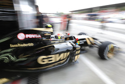 Pastor Maldonado, Lotus F1 E23 sort des stands