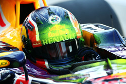 Daniil Kvyat, Red Bull Racing RB11 avec de la peinture flow-vis sur son casque