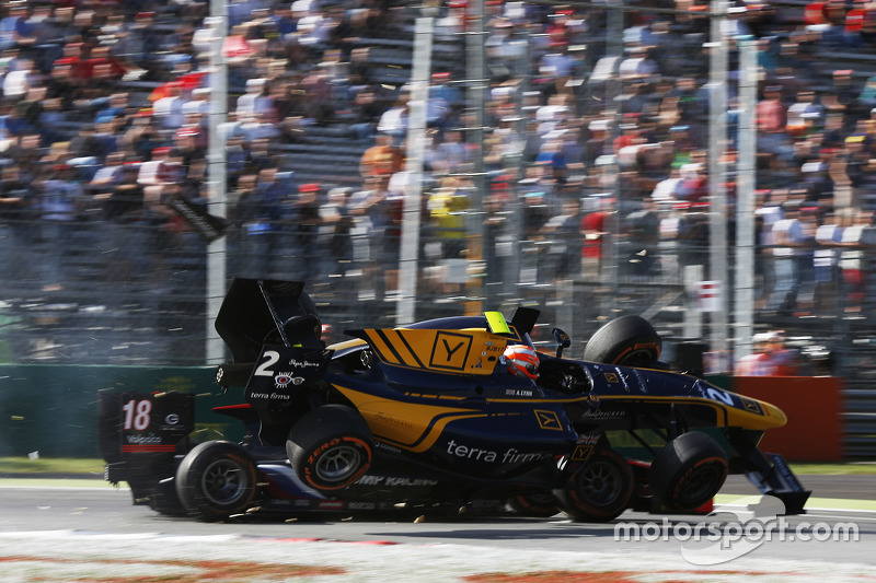 Alex Lynn, DAMS and Sergey Sirotkin, Rapax crash