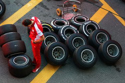 Un mecánico de Ferrari con los neumáticos Pirelli