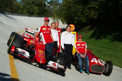 La Ferrari SF15-T e la Ferrari 166 F1 sulla parabolica di Monza con Sebastian Vettel, Ferrari, John