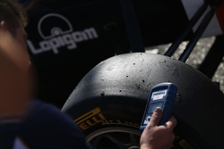 Инженеры Trident проверяют температуру шин Pirelli