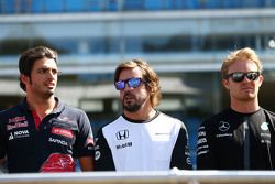 Carlos Sainz Jr., Scuderia Toro Rosso con Fernando Alonso, McLaren y Nico Rosberg, de Mercedes AMG F1 en el desfile de los pilotos en un minuto de silencio para Justin Wilson