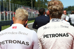 Льюис Хэмилтон, Mercedes AMG F1 и Нико Росберг, Mercedes AMG F1 во время исполнения национального ги