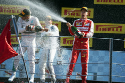 (L to R): переможець гонки Льюїс Хемілтон, Mercedes AMG F1 та друге місцеd Себастьян Феттель, Ferrar