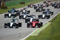 (De izquierda a derecha): Lewis Hamilton, de Mercedes AMG F1 W06 y Sebastian Vettel, Ferrari SF15-T