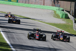 Jenson Button, McLaren MP4-30 et Carlos Sainz Jr., Scuderia Toro Rosso STR10 en lutte pour une position