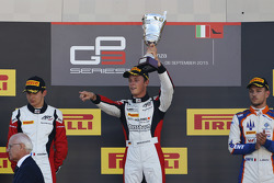 Carrera 2 Podio: segundo lugar Esteban Ocon y ganador Marvin Kirchhofer, ART Grand Prix y el tercer