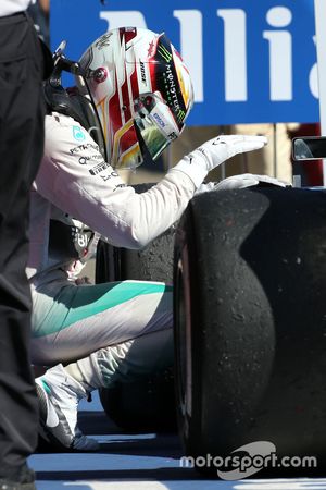 Le vainqueur Lewis Hamilton, Mercedes AMG F1 fête sa victoire dans le Parc Fermé