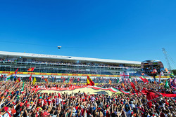 Fans am Podium