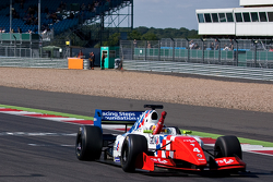 Oliver Rowland, Fortec Motorsports se lleva la victoria