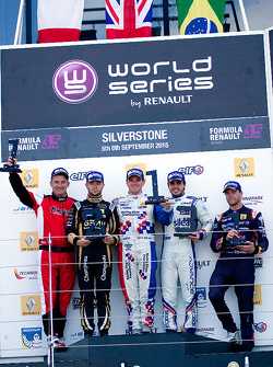 Podio: ganador Oliver Rowland, el segundo lugar Matthieu Vaxiviere, el tercer lugar Pietro Fantin