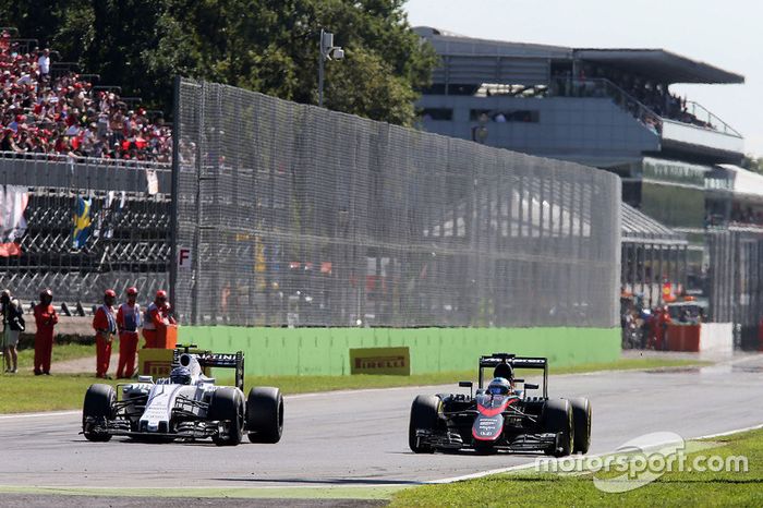 Valtteri Bottas, Williams FW37 y Fernando Alonso, McLaren MP4-30