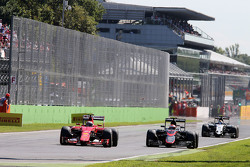 Kimi Raikkonen, Ferrari SF15-T e Jenson Button, McLaren MP4-30