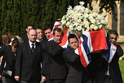 Mark Webber e Dario Franchitti trasportano la bara di Justin Wilson durante il funerale