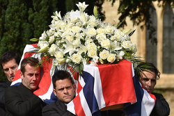 Mark Webber e Dario Franchitti trasportano la bara di Justin Wilson durante il funerale