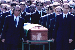 Emerson Fittipaldi, Jackie Stewart, Johnny Herbert, Derek Warwick, Gerhard Berger, Rubens Barrichello, Thierry Boutsen, Alain Prost et Damon Hill aident à diriger le cercueil d'Ayrton Senna pendant les funérailles