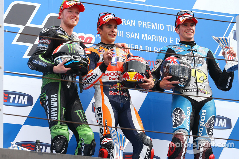 Podium: segundo lugar, Bradley Smith, Tech 3 Yamaha, el ganador, Marc Marquez, Repsol Honda Team y e