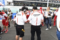 Técnico de Bridgestone en la parrilla