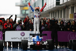Il vincitore Ben Barnicoat, Fortec Motorsports