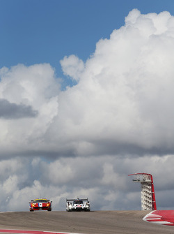 #17 Porsche Team Porsche 919 Hybrid: Timo Bernhard, Mark Webber, Brendon Hartley