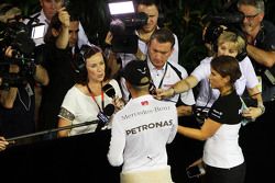 Lewis Hamilton, Mercedes AMG F1 with Lee McKenzie, BBC Television  y Craig Slater, Sky F1