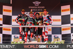 Podium Course 1 : le deuxième, Chaz Davies, Ducati Team, le vainqueur Tom Sykes, Kawasaki, et le troisième, Michael van der Mark, Pata Honda