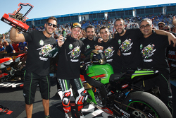 El Campeón de Superbikes 2015 Jonathan Rea, Kawasaki, celebra su título con su equipo