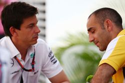 Toto Wolff, Directeur Exécutif Mercedes AMG F1 avec Cyril Abiteboul, Directeur Général Renault Sport F1