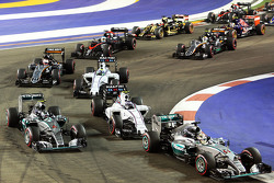 Lewis Hamilton, Mercedes AMG F1 W06, Nico Rosberg, Mercedes AMG F1 W06 e Valtteri Bottas, Williams FW37 durante a largada do GP de Cingapura