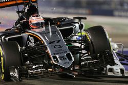 Nico Hulkenberg, Sahara Force India F1 VJM08 e Felipe Massa, Williams FW37 se tocam na pista