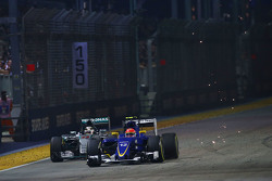 Marcus Ericsson, Sauber C34, e Lewis Hamilton, Mercedes AMG F1 W06