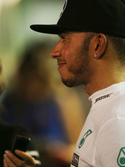 Lewis Hamilton, Mercedes AMG F1 avec les médias après son abandon