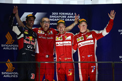Podio: il vincitore Sebastian Vettel, Ferrari, il secondo classificato Daniel Ricciardo, Red Bull Ra