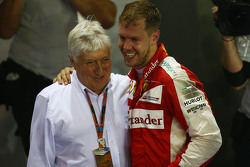 Herbbie Blash FIA e vencedor Sebastian Vettel, Ferrari