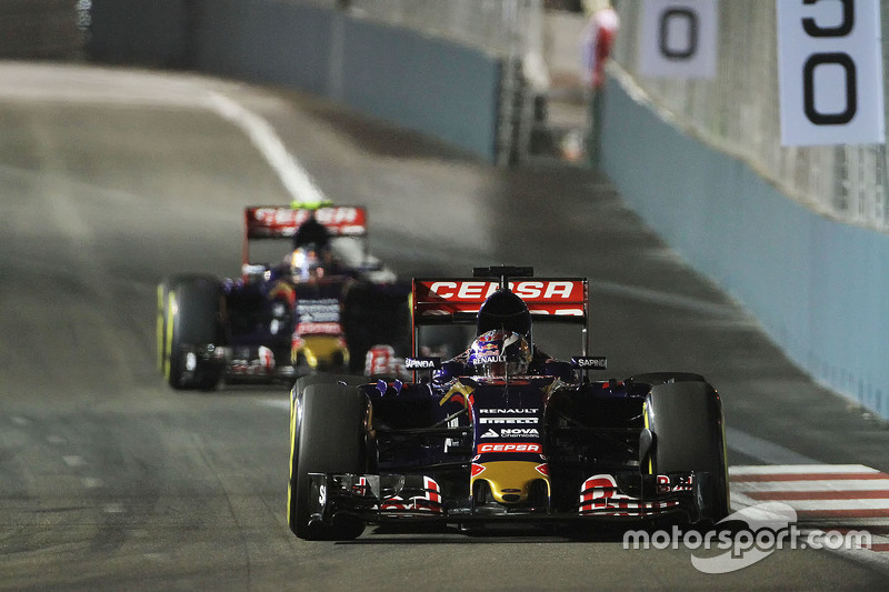 Max Verstappen, Scuderia Toro Rosso STR10 à frente de Carlos Sainz Jr., Scuderia Toro Rosso STR10