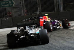 Даниил Квят, Red Bull Racing RB11 едет впереди Льюиса Хэмилтона, Mercedes AMG F1 W06