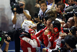 Ganador de la carrera, Sebastian Vettel, Ferrari celebra en parc ferme