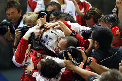 Ganador de la carrera, Sebastian Vettel, Ferrari celebra en parc ferme