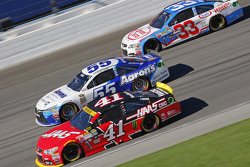 Kurt Busch, Stewart-Haas Racing Chevrolet y David Ragan, Michael Waltrip Racing Toyota y Brian Scott