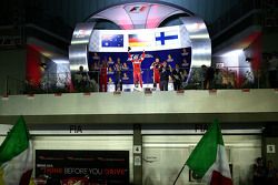 Podio: ganador de la carrera, Sebastian Vettel, de Ferrari, el segundo lugar Daniel Ricciardo, de Re